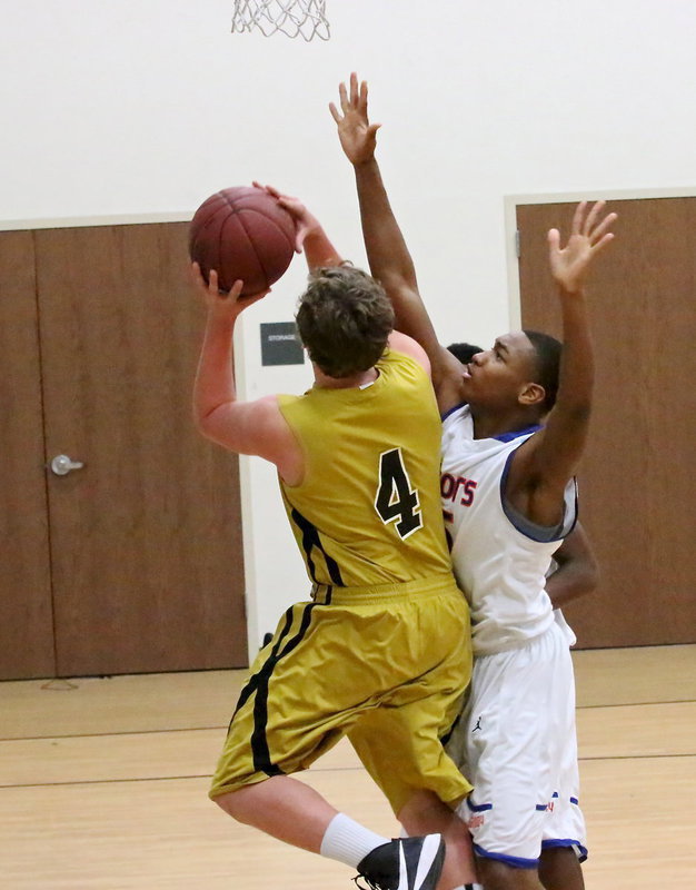 Image: Italy’s Bailey Walton(4) tries to wheel-and-deal a 2-pointer into the basket.