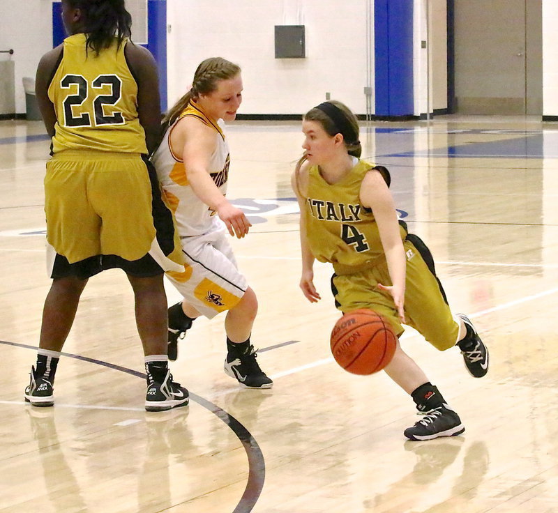 Image: Lady Gladiator Tara Wallis(4) works off a solid screen set by teammate Taleyia Wilson(22).