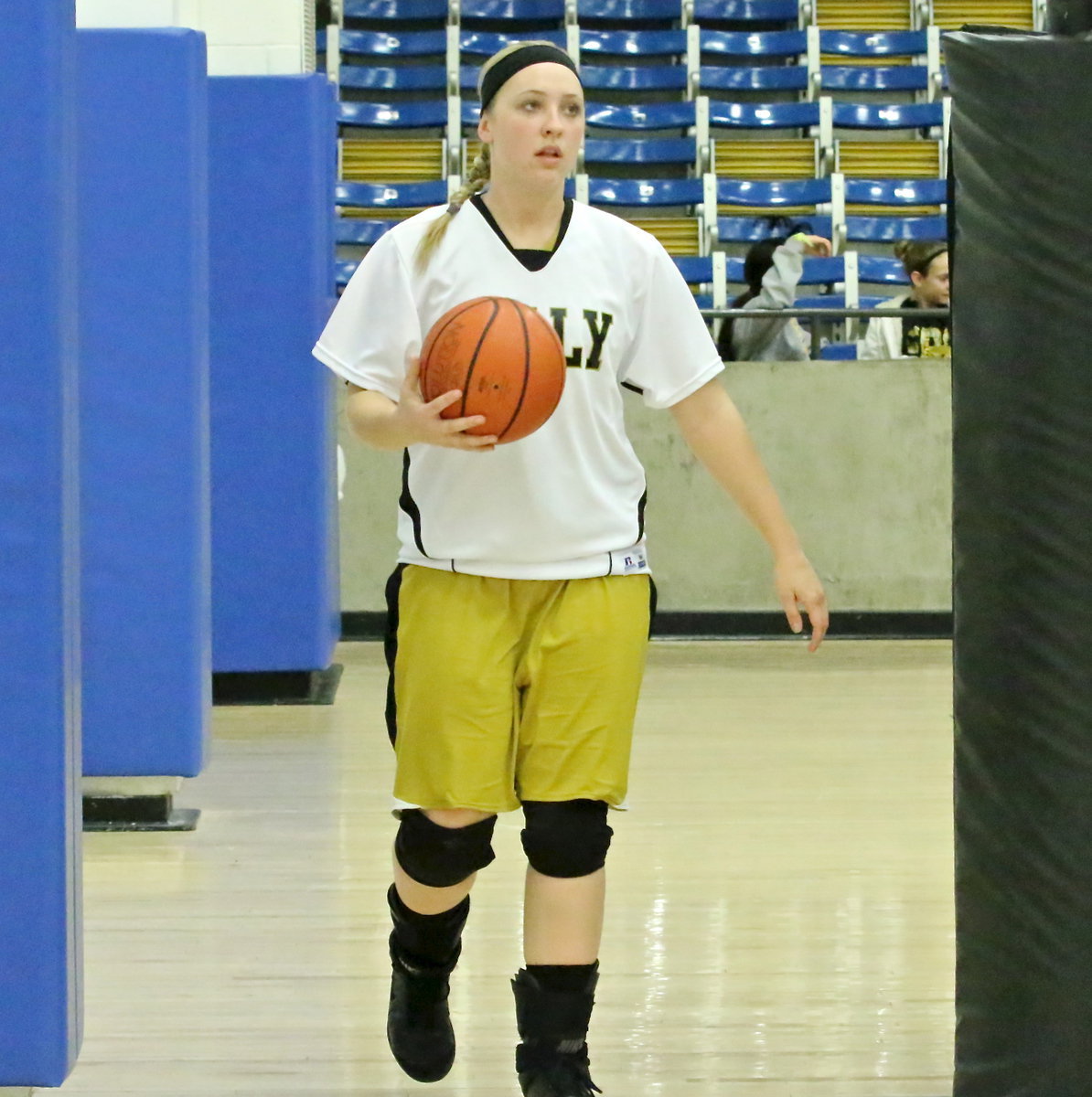 Image: Lady Gladiator Jaclynn Lewis(13) takes the court to take on Era for bi-district.