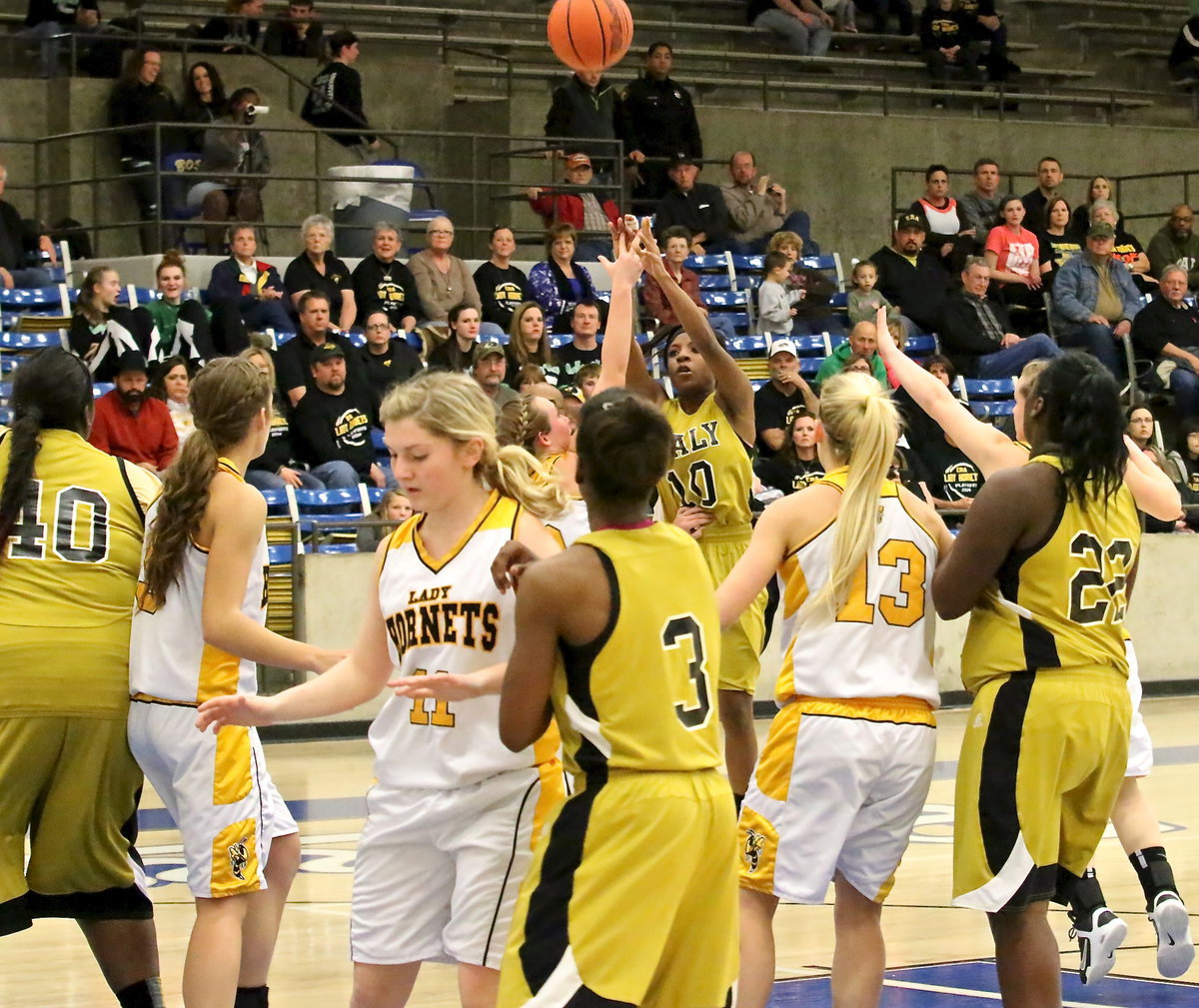 Image: Italy’s Kendra Copeland(10) shoots over the pack.