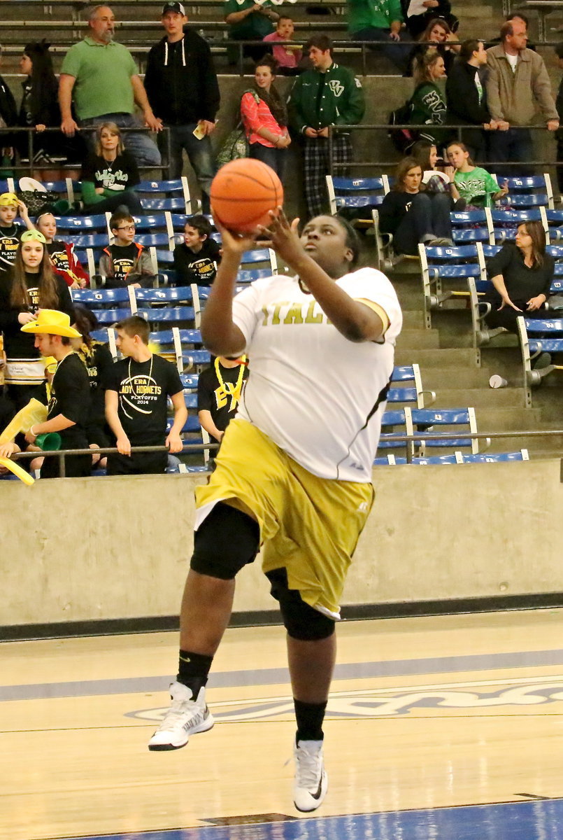 Image: Lady Gladiator Cory Chance(40) warming up before the game against Era.