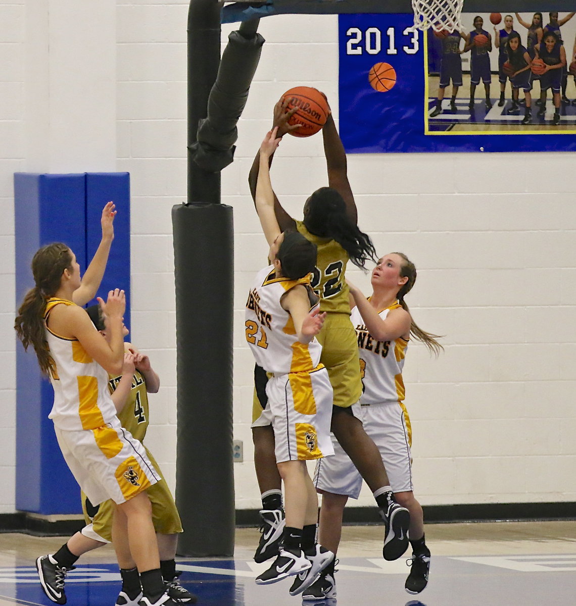 Image: Taleyia Wilson(22) secures a defensive rebound for Italy.