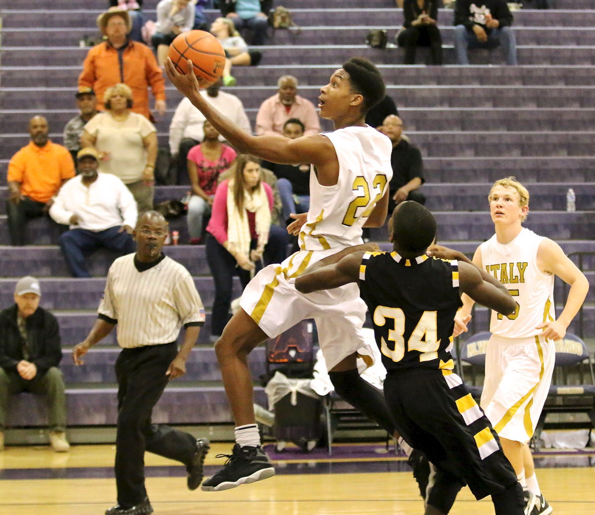 Image: Italy’s Trevon Robertson(22) sails past a Wampus Cat defender on the way to the hoop.