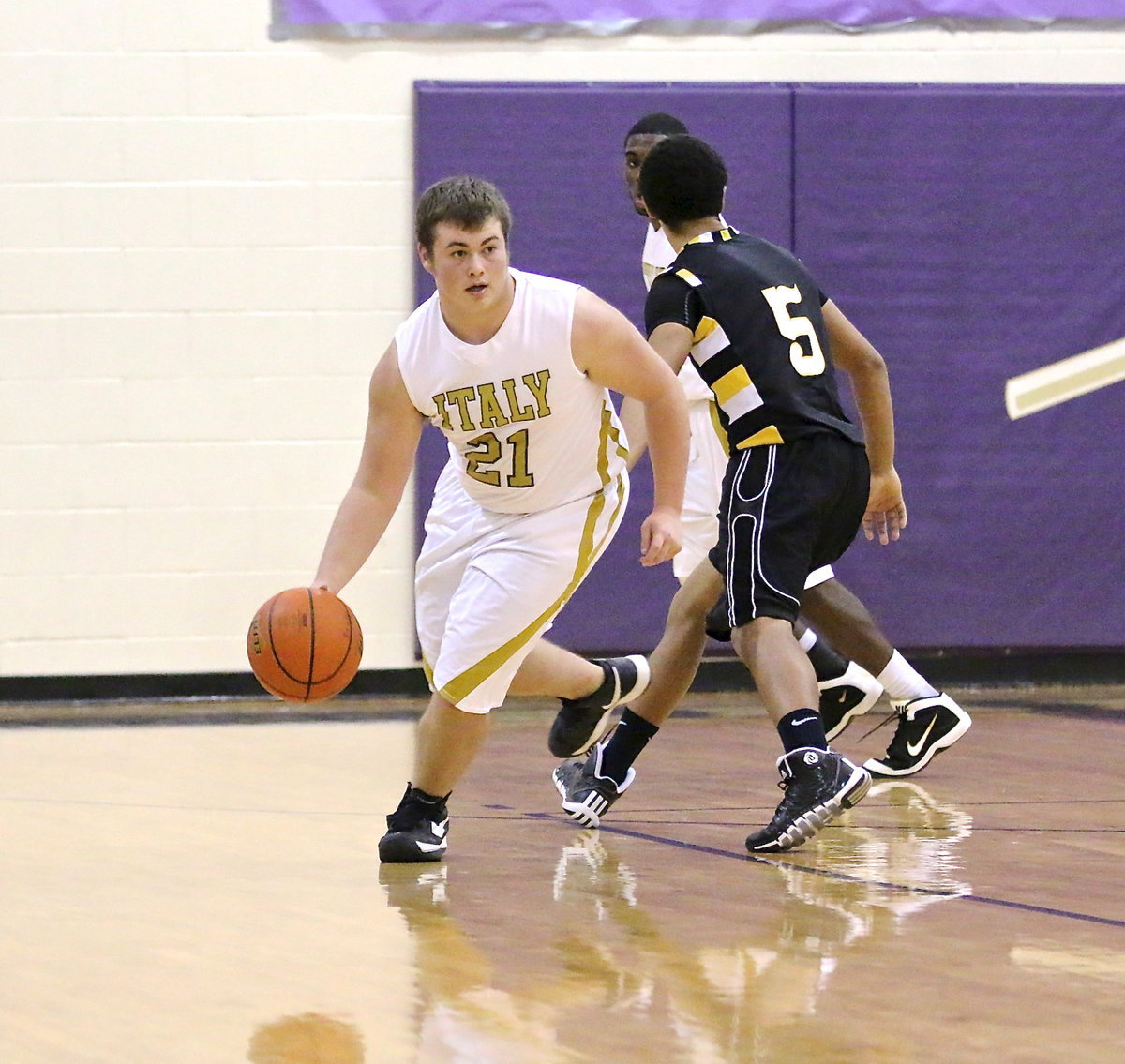 Image: Zain Byers(21) handles the ball to break Itasca’s press defense.