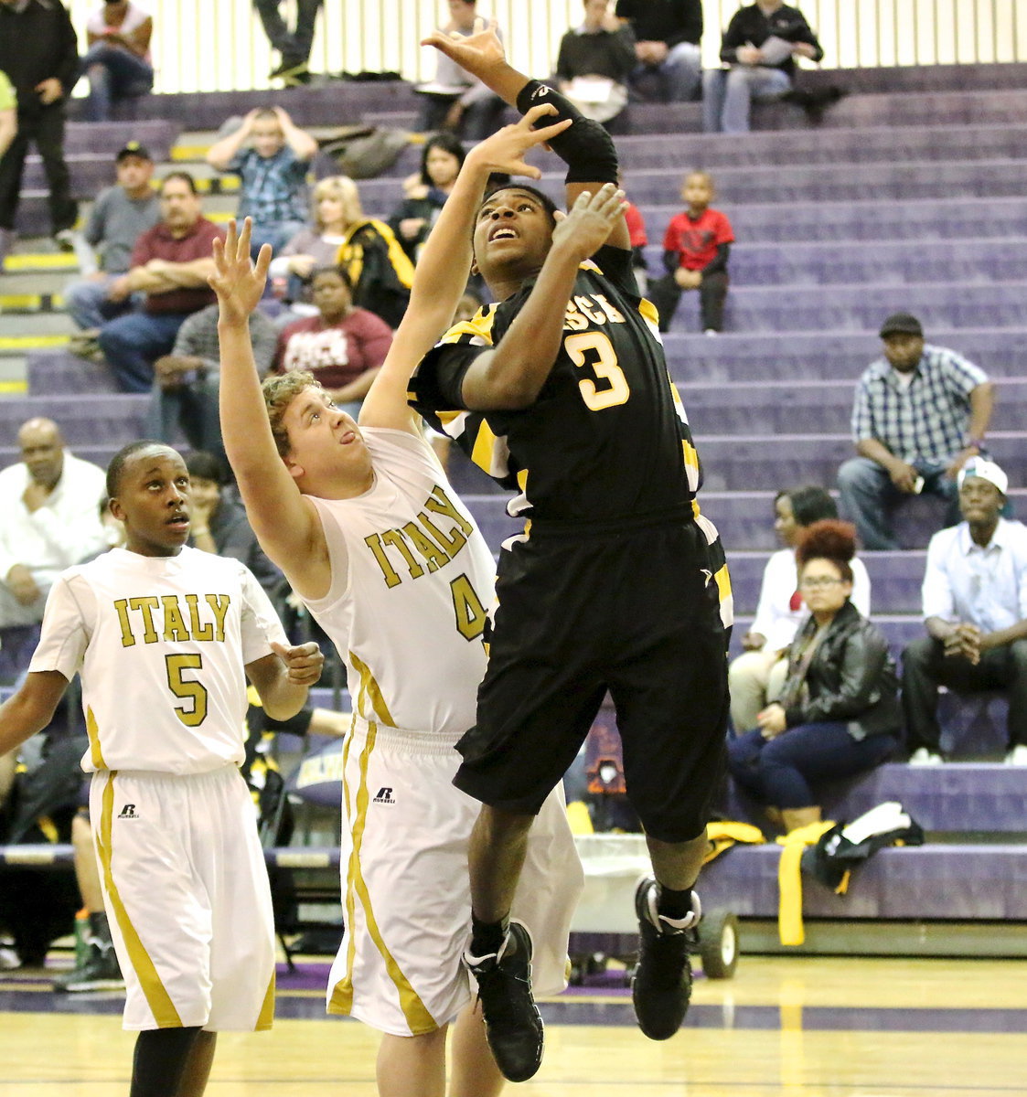 Image: Gladiator Bailey Walton(4) makes Itasca work for their points.