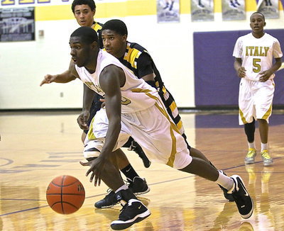 Image: TaMarcus Sheppard(10) eludes Itasca’s defenders to get the ball across the half-court line.