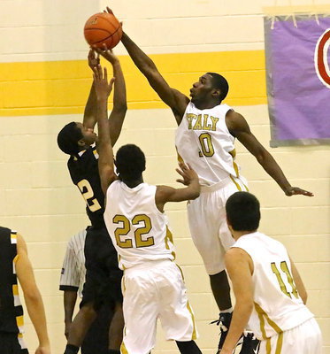 Image: Gladiator TaMarcus Sheppard(10) records a block against Itasca.