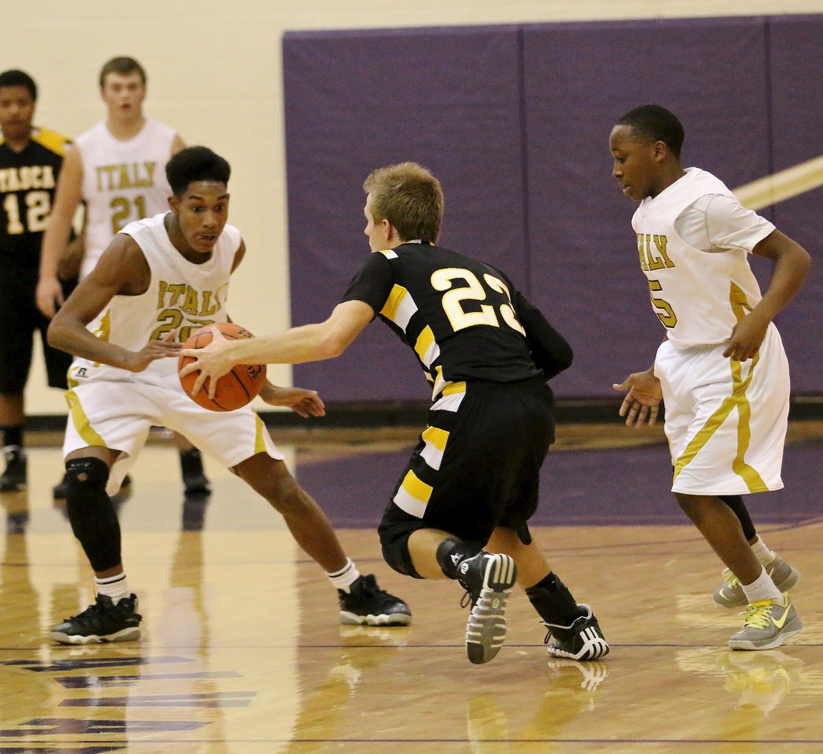 Image: Italy’s Tre Robertson(22) and Kevin Johnson(5) had succes pressuring Itasca’s ball handlers.