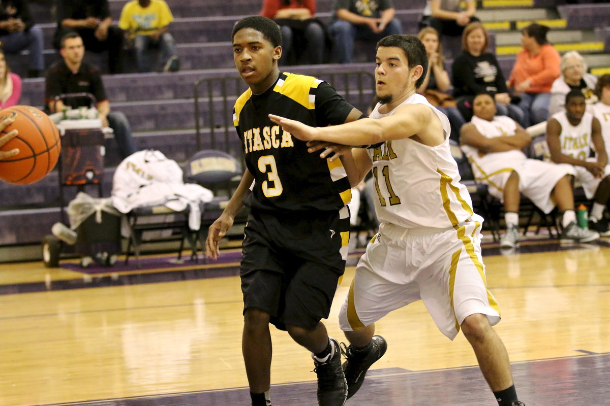 Image: Italy’s Tyler Anderson(11) denies the inbound pass from Itasca.