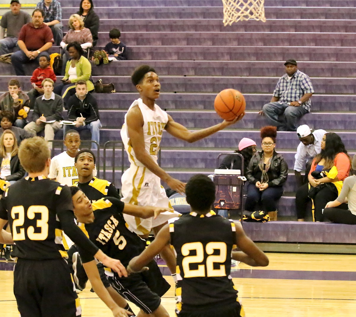 Image: Tre Robertson(22) hovers thru Itasca defense on his way to a score.