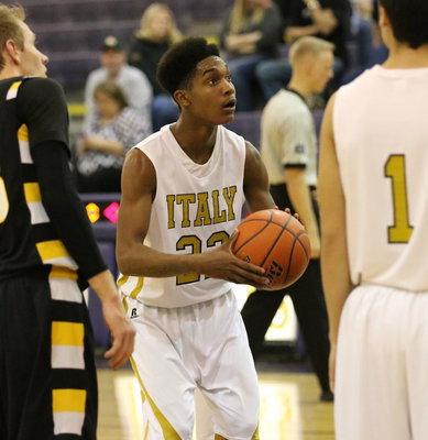Image: Italy’s Tre Robertson(22) put in 10-out of-12 free throws against Itasca.