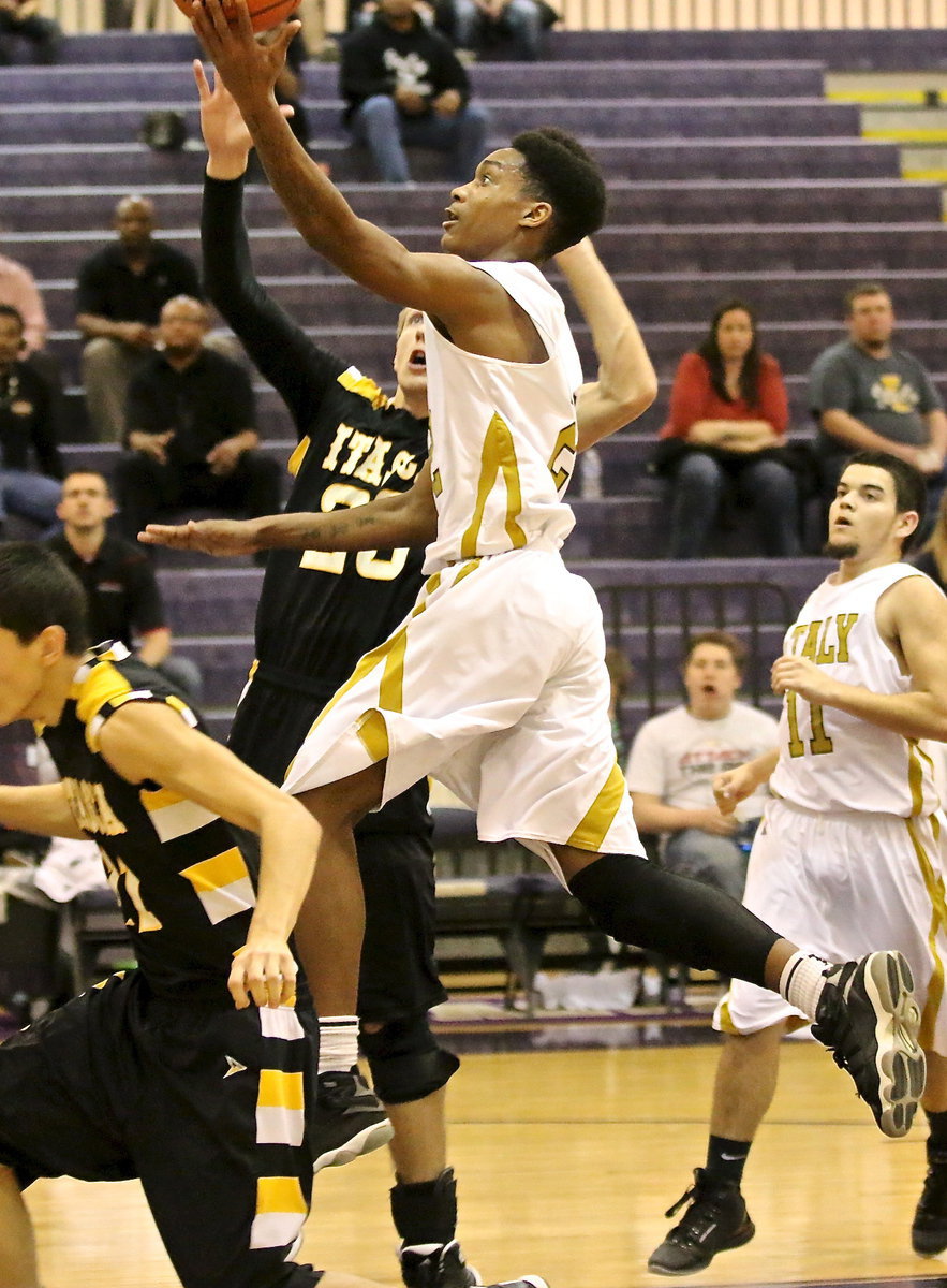 Image: Italy senior Tre Robertson(22) continues his offensive garage against Itasca.