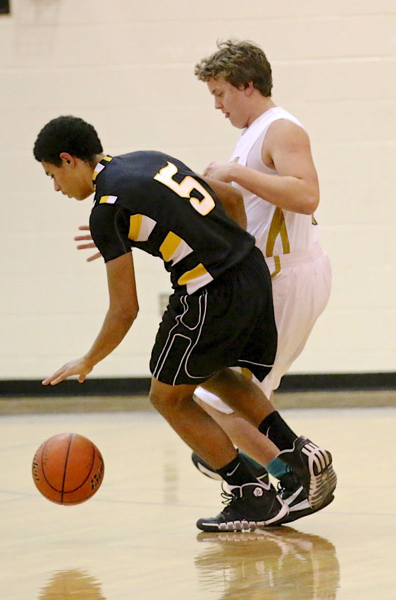 Image: Senior Gladiator Bailey Walton(4) hounds a Wampus Cat dribbler.