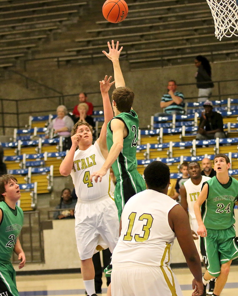 Image: Gladiator Bailey Walton(4) shoots one over an Eagle claw.