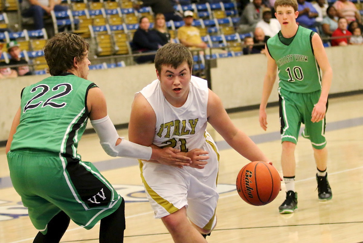 Image: Zain Byers(21) attacks the basket, draws a shooting foul and then splashes in two free-throws.