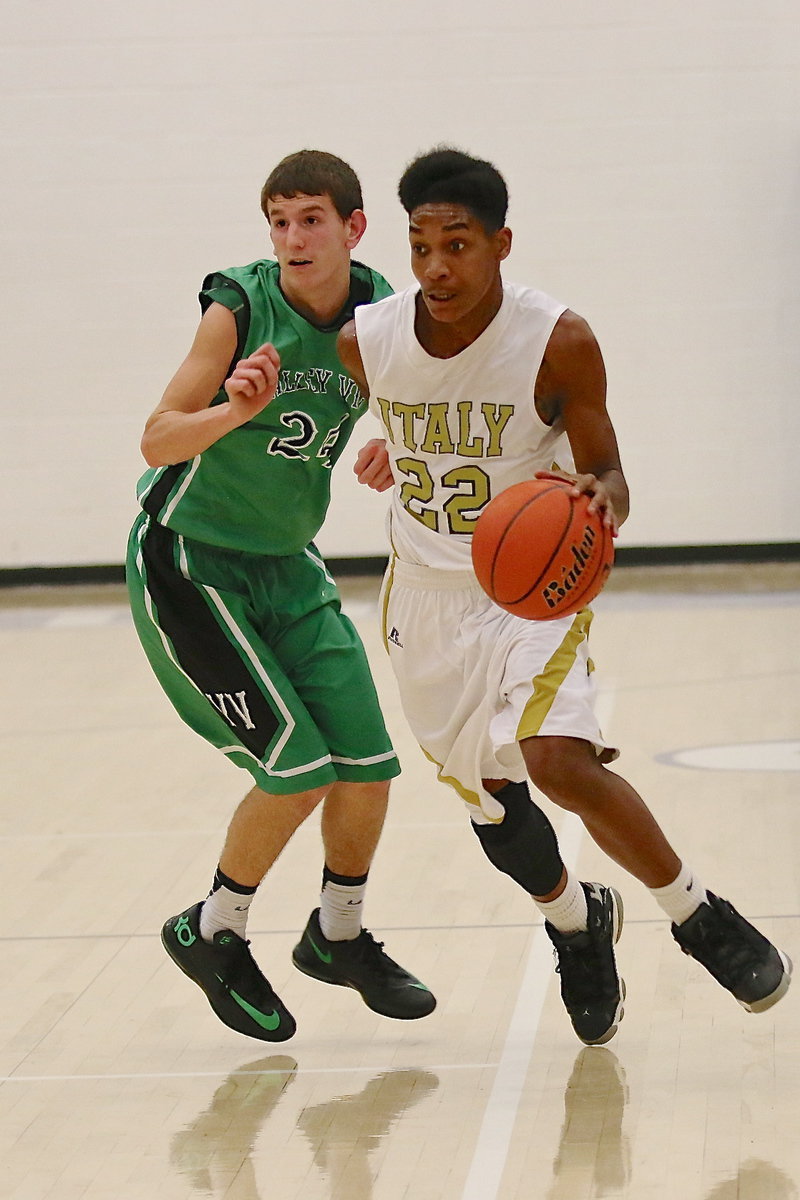 Image: Italy’s Trevon Robertson(22) gets around an Eagle defender.