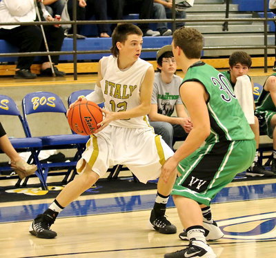 Image: Gladiator Ty Windham(12) handles the defensive pressure like a pro.
