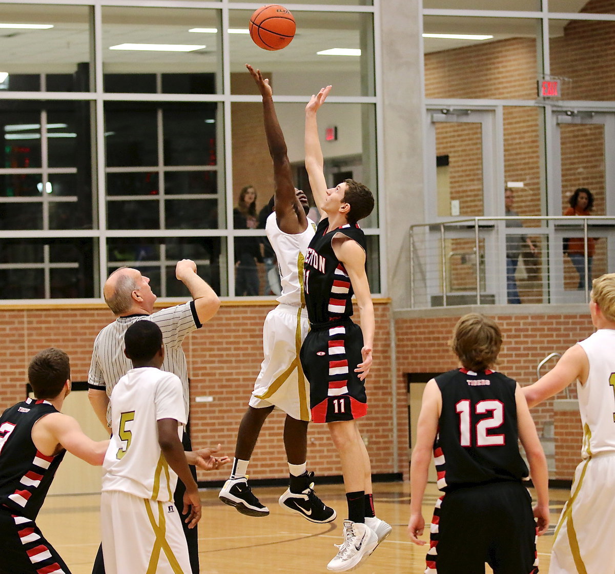 Image: Senior Gladiator TaMarcus Sheppard(10) gets Italy off to good start by winning the tip.