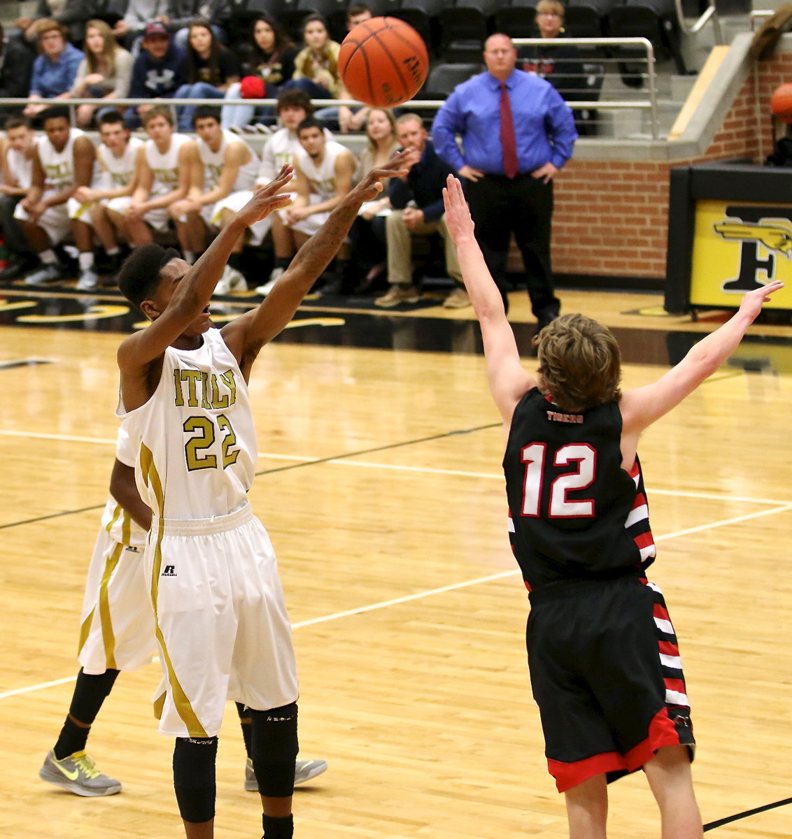 Image: Trevon Robertson(22) let shots fly in the opening period to punish the Tiger defense with five made 3-pointers.