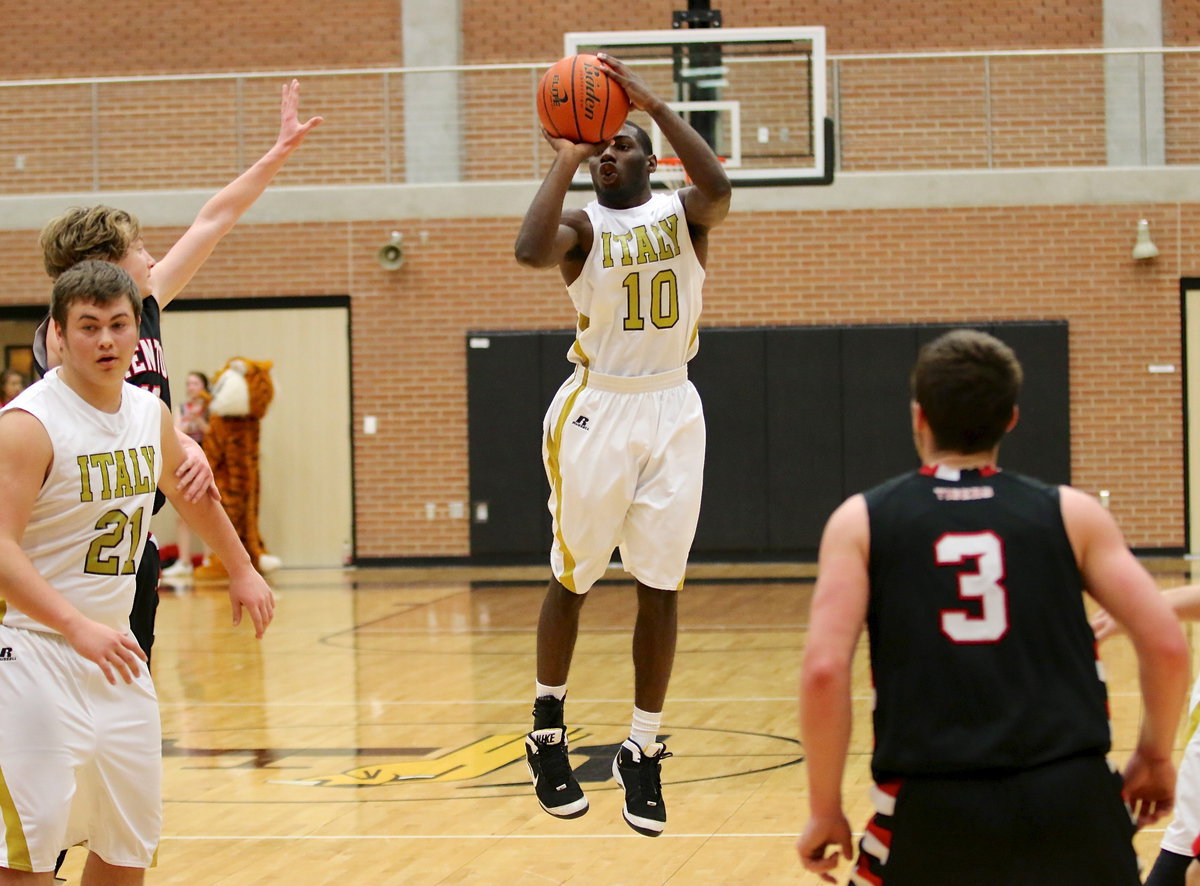 Image: TaMarcus Sheppard(10) rises to take a jumper.