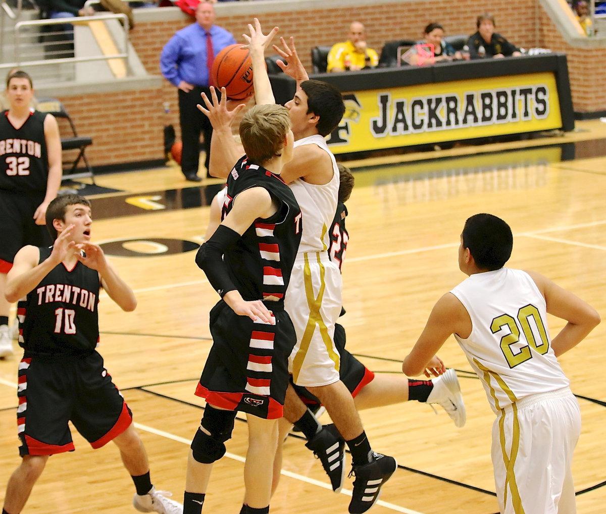 Image: Italy sophomore Mason Womack(1) charges into the paint to get up a shot and draw a shooting foul.