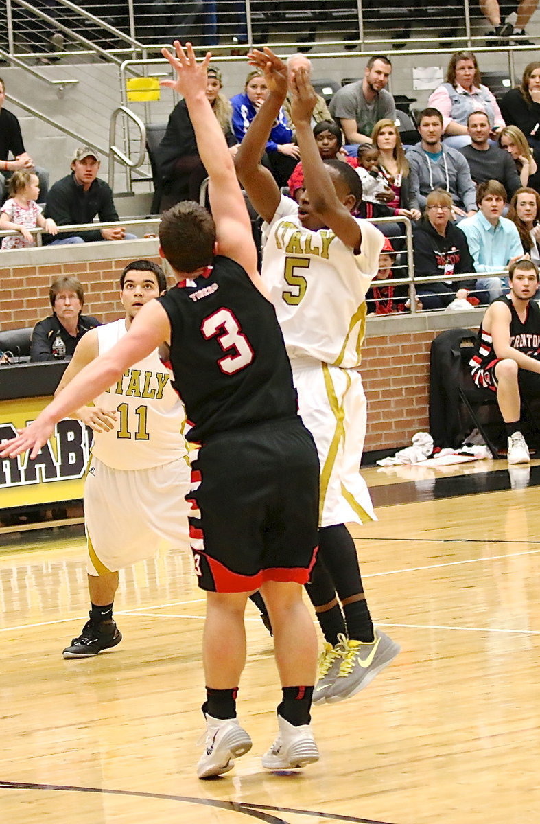 Image: Kevin Johnson(5) swishes a 3-pointer to beat the buzzer and end the third-period.