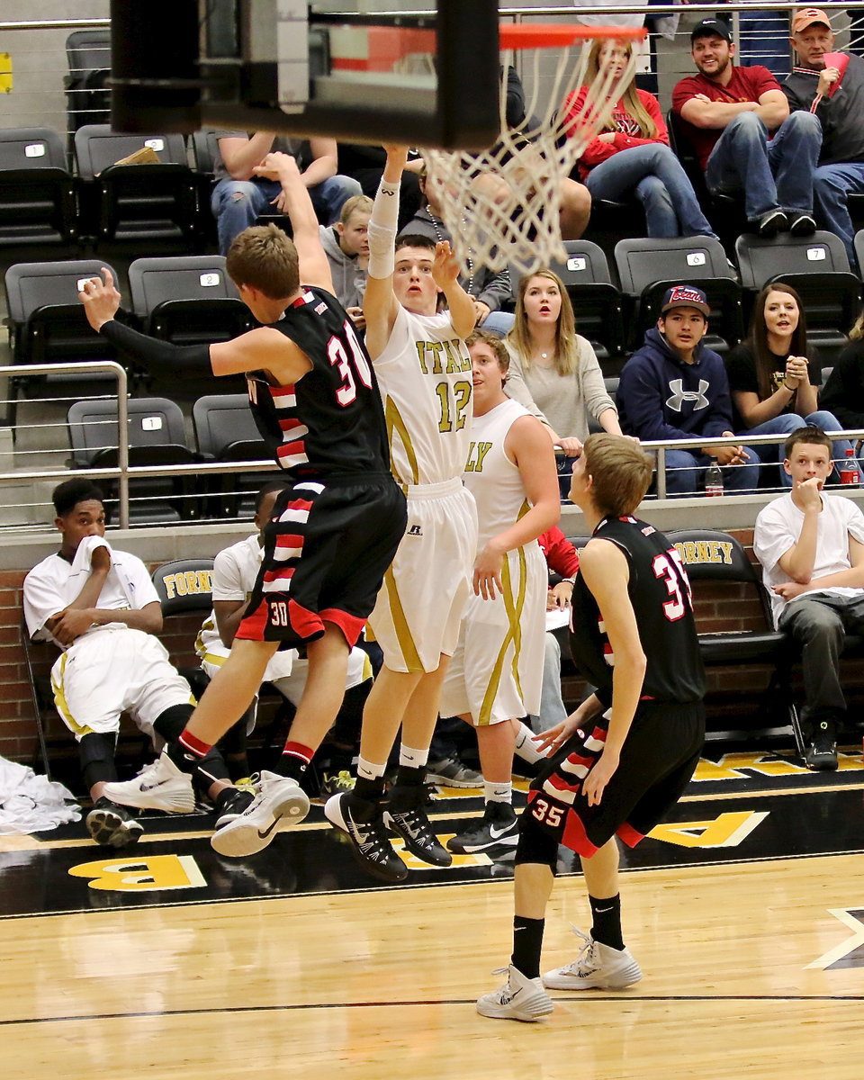 Image: Italy sophomore Ty Windham(12) launches a 3-pointer from the corner.