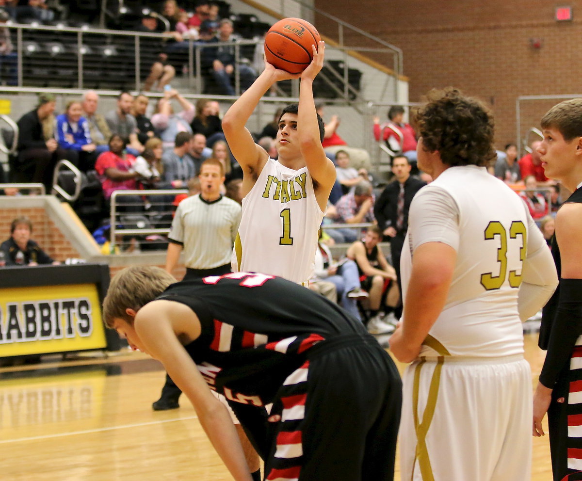 Image: Mason Womack(1) shoots free-throws late in the game for Italy.