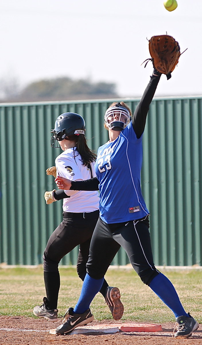 Image: Italy’s Bailey Eubank(1) beats Leon’s throw to first-base.