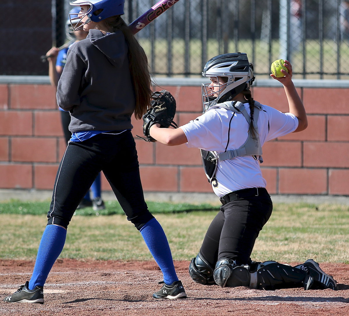 Image: Lady Gladiator Lillie Perry(9) handled the catching duties for Italy against Leon.