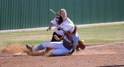Image: Italy’s senior third-Baseman Paige Westbrook(10) attempts to stop a Reicher runner.