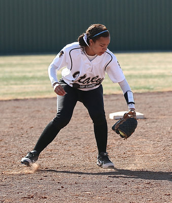 Image: Italy shortstop April Lusk(6) fields a grounder against Reicher.