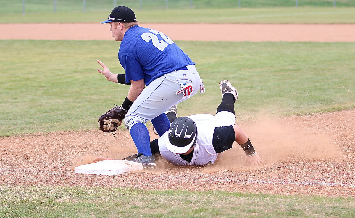 Image: Rice respects the speed: The Bulldogs force John Byers(18) back to the bag. The last time that happened was about a hundred pounds ago leaving “J.B.” to admit he forgot to close his mouth.