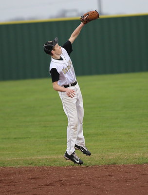 Image: Second-baseman Clayton Miller(6) is the cut-off man against Hubbard.