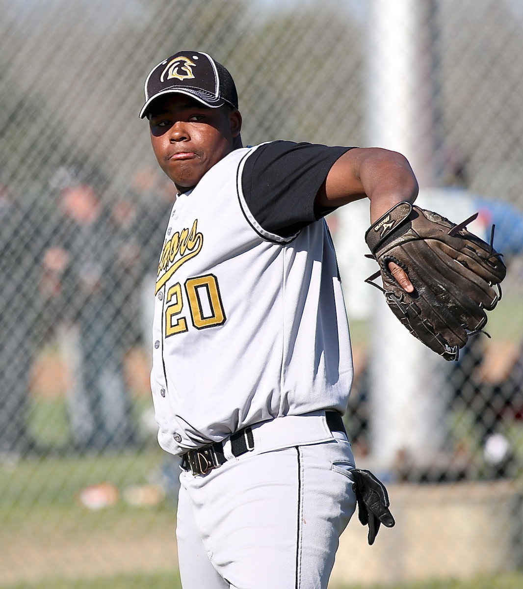 Image: Freshman Kenneth Norwood, Jr.(20), gets ready for Italy’s Blooming Grove Tournament finale game against Rice.