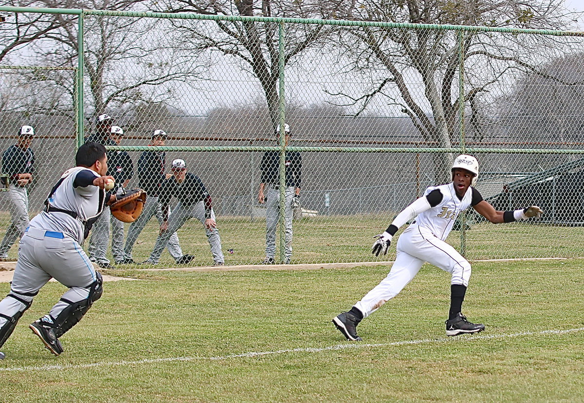 Image: Eric Carson(2) survives a rundown.