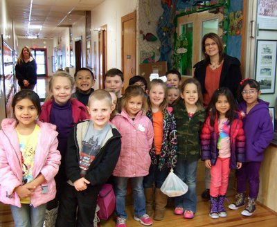 Image: Mrs. Gina Tennery and her kindergarten class.