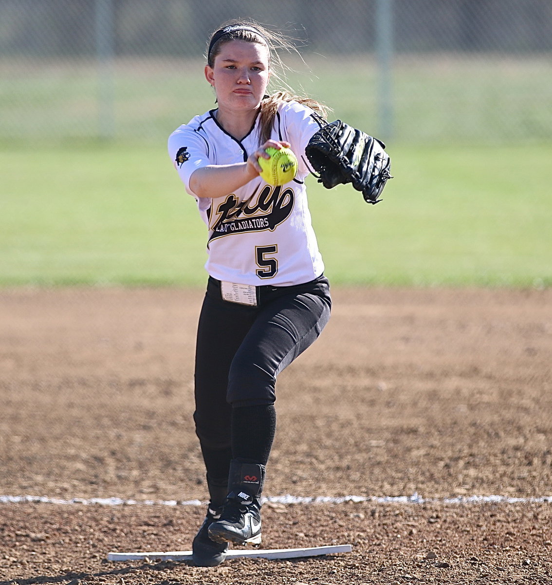 Image: Tara Wallis(5) goes the distance for Italy on the mound.