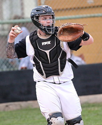Image: Italy’s junior catcher Tyler Vencill(15) holds a Bulldog runner at first-base.