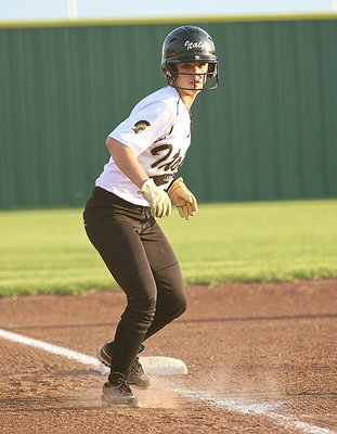 Image: Bailey Eubank(1) is savvy on the bases for the Lady Gladiators.