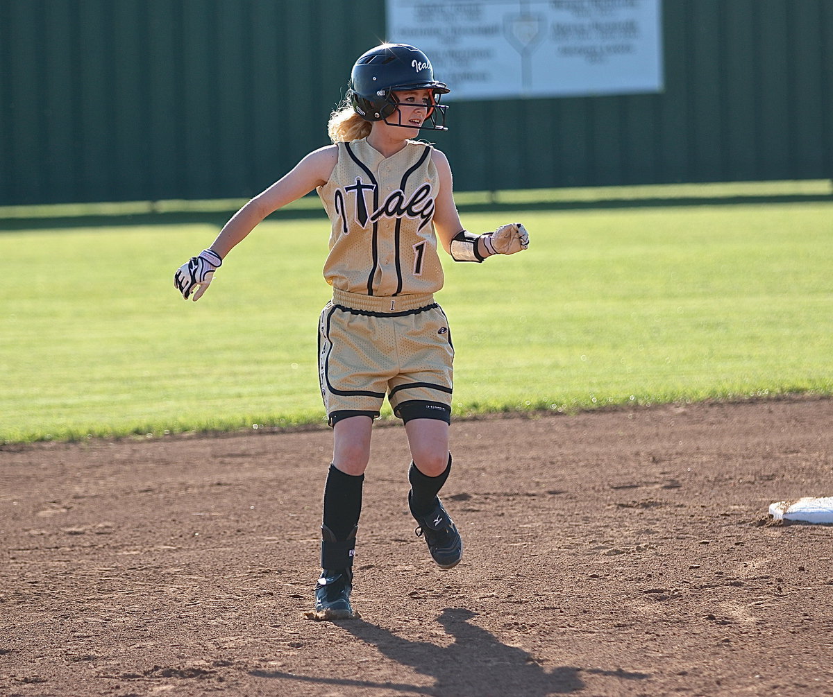 Image: Britney Chambers(1) threatens to take third-base for Italy.