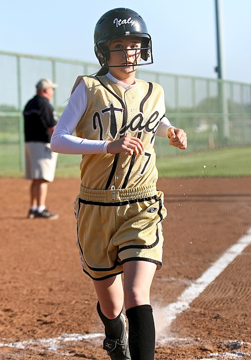 Image: Cassidy Childers(7) scores to put Italy on the board first in the bottom of the second-inning.