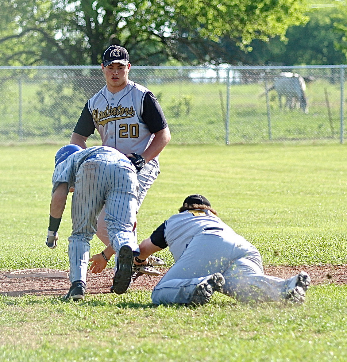 Image: Unfortunately, for Eric Evans and the Bulldogs, John Byers(16) and company catch Evans in a rundown with “J.B.” making the diving tag against Evans to end the frame. Cousin Zain Byers(20) had a good look at this one.