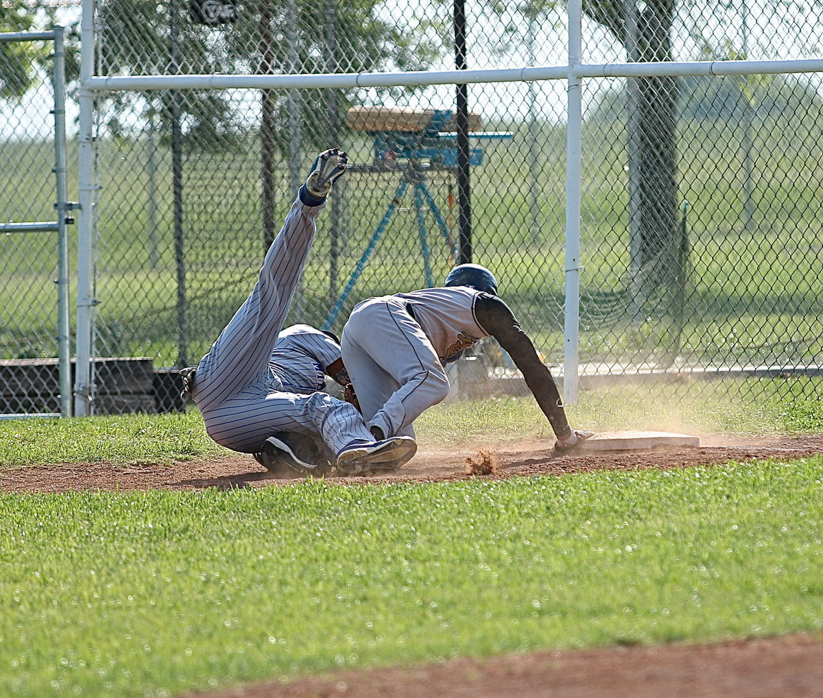 Image: Milford’s Jacarvus Gates(7) makes a sensational grab but topples over Italy’s Eric Carson(3) who was diving back to the bag. Russell’s athletics kept the speedy Carson temporarily penned to the base.