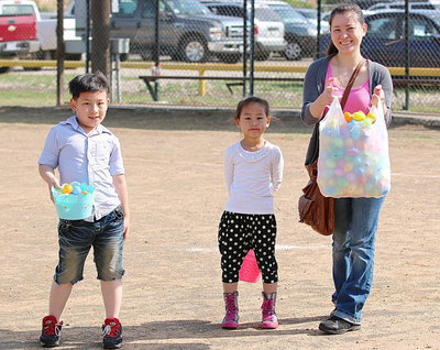 Image: Mei Lin Chen with her children Evan Chen and Annie Chen after the hunt.
