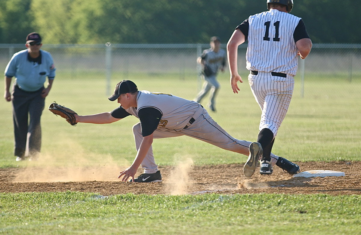 Image: Bailey Walton(13) makes the snag at first to secure another out for Italy’s defense.