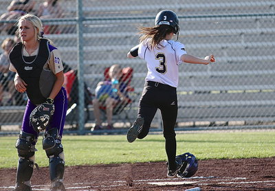 Image: Cassidy Childers(3) reaches home plate to give Italy a 1-0 advantage.