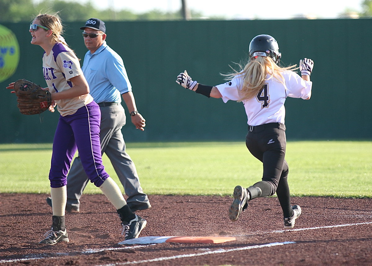 Image: Italy’s Britney Chambers(4) makes it to first-base.