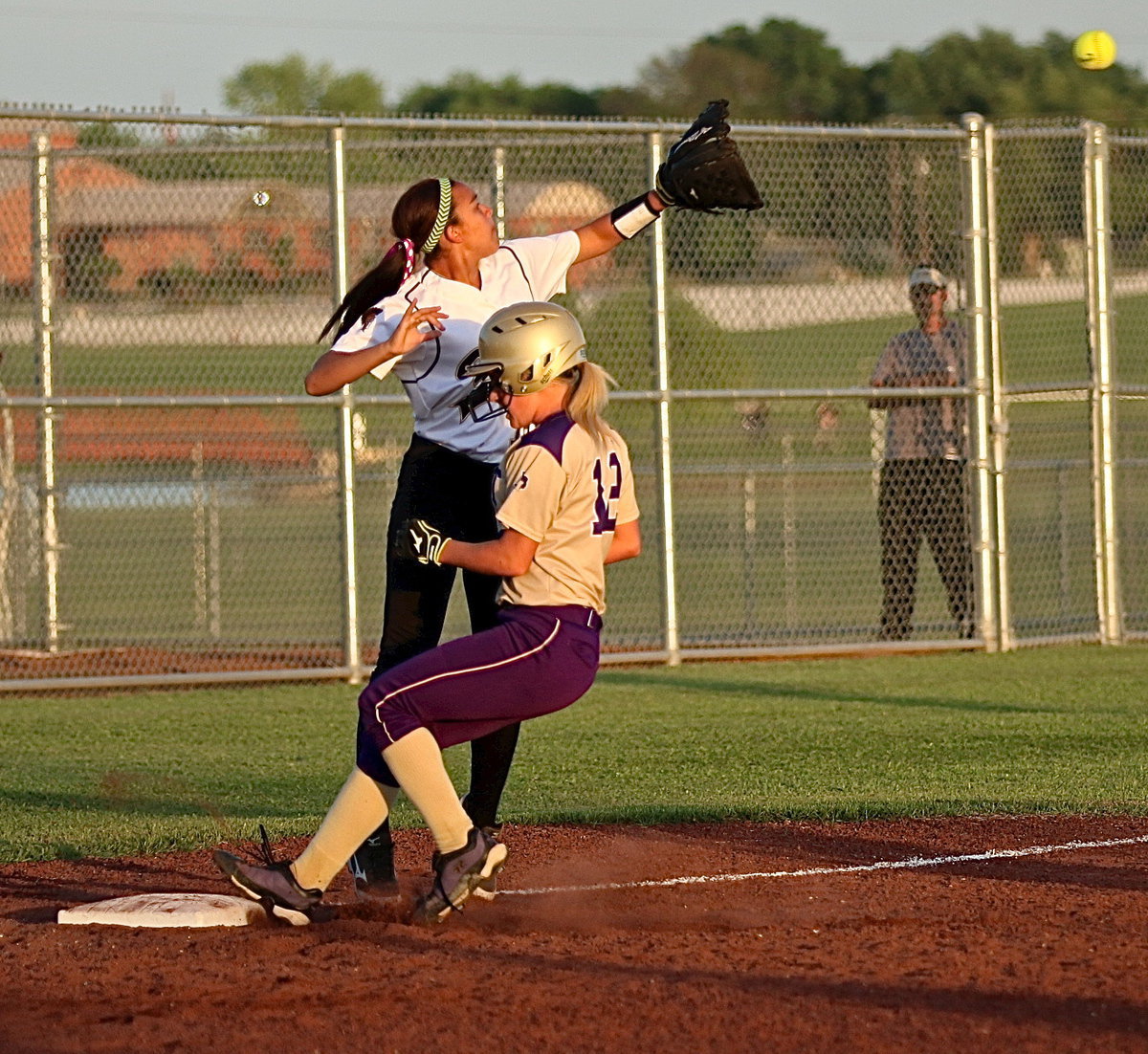 Image: Italy third-baseman April Lusk(18) makes the catch but Mart makes it to third safely.