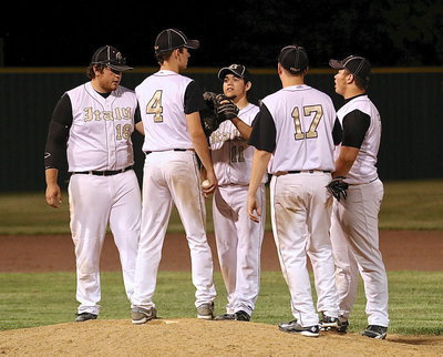 Image: Gladiator pitcher Ryan Connor(4) had four seniors in his support circle to keep the sophomore going. Kevin Roldan(16), Tyler Anderson(11), Bailey Walton(17) and Zain Byers(5) chat it up on Connor’s behalf atop the rubber podium.